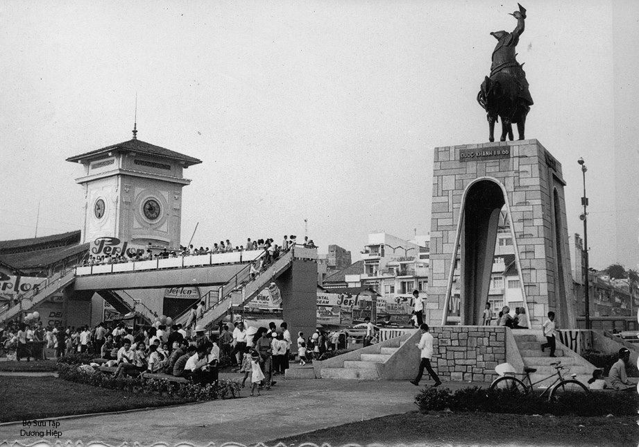 Trung tâm Sài Gòn xưa tại khu bùng binh chợ Bến Thành năm 1920 -- Ảnh sưu tập của Dương Hiệp.